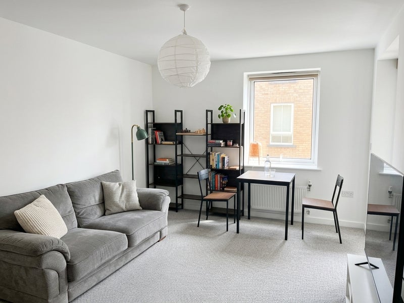 Photo 1: Spacious Living Room