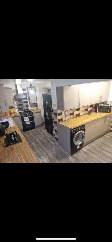 Photo 1: Large Clean Kitchen