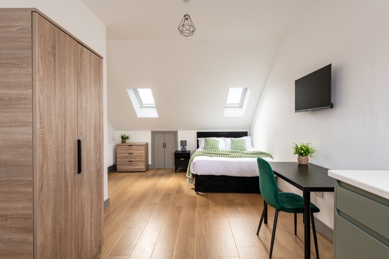 Photo 1: Room 7 - Large Kitchenette Ensuite