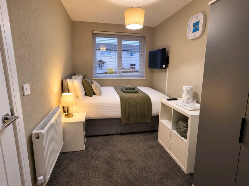 Photo 1: Bedroom 2