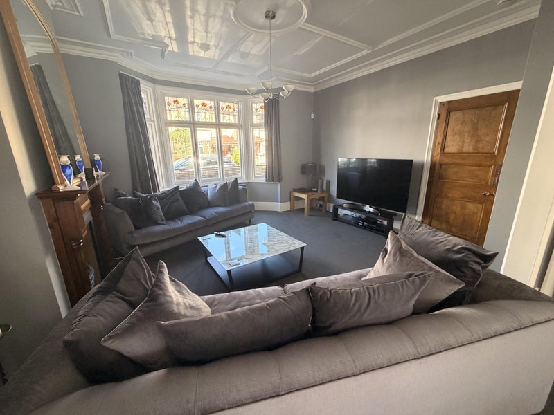 Photo 1: Lounge
