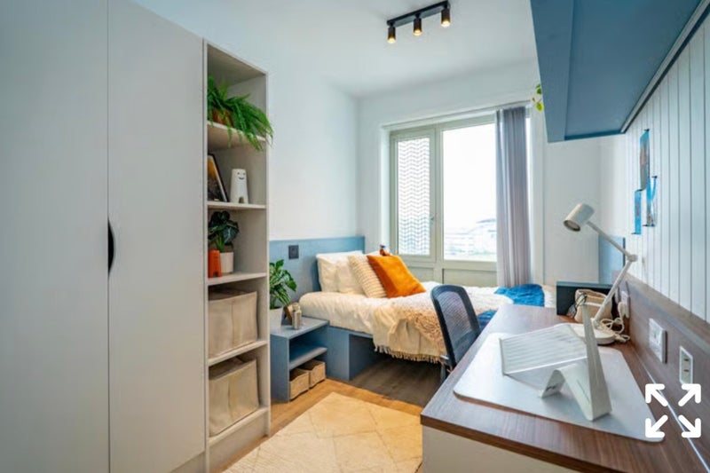 Photo 1: En suite bedroom
