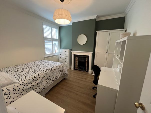 Photo 1: Double Bedroom Available