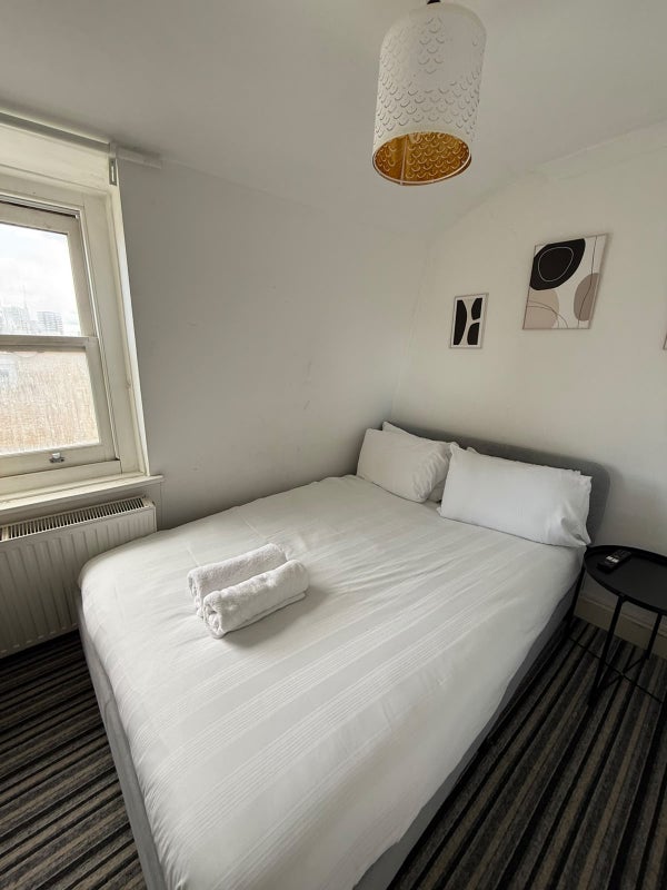 Photo 1: Bedroom 