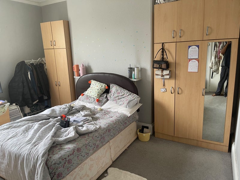 Photo 1: This room is bit big for 2 or couple