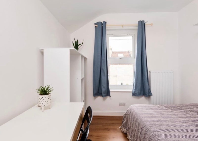 Photo 1: Bedroom