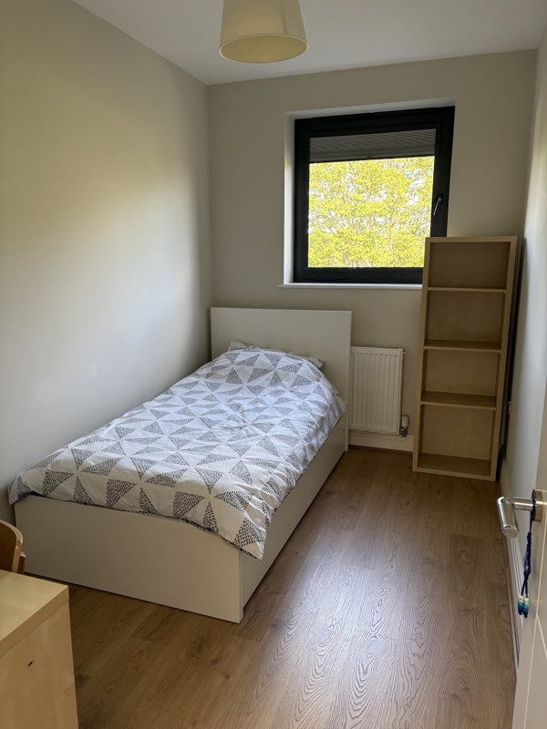 Photo 1: Bedroom