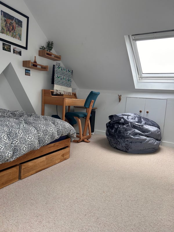 Photo 1: Desk, Chair, Bedbag, Velux windows