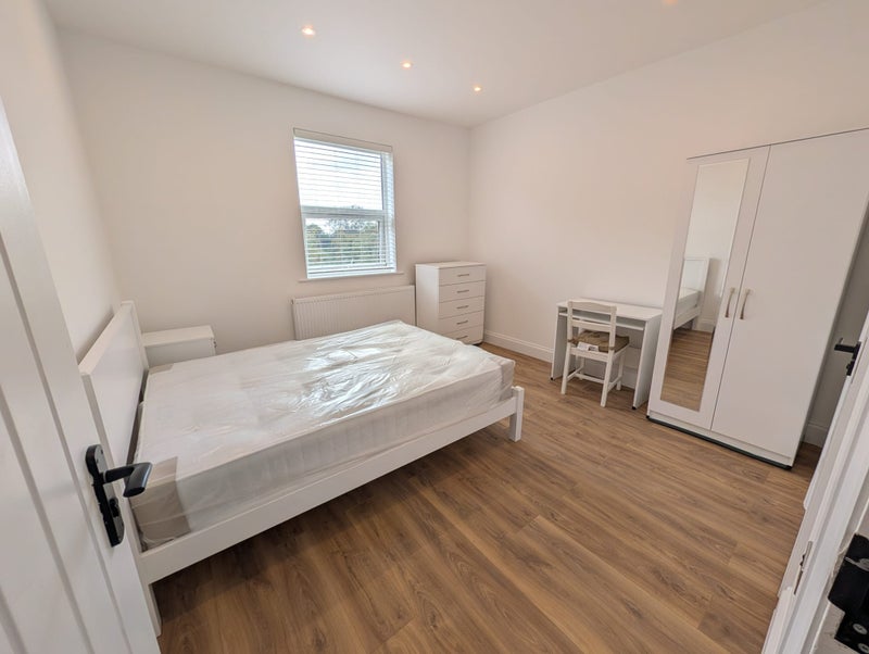 Photo 1: FF Front (£1200pcm INC ALL BILLS)