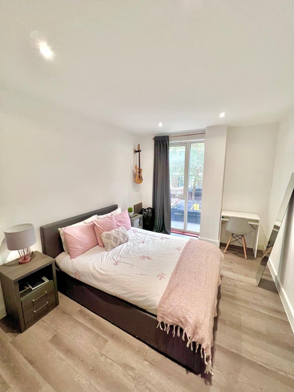 Photo 1: Bedroom