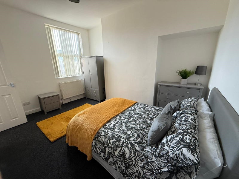 Photo 1: Room 4 1st Floor En-Suite