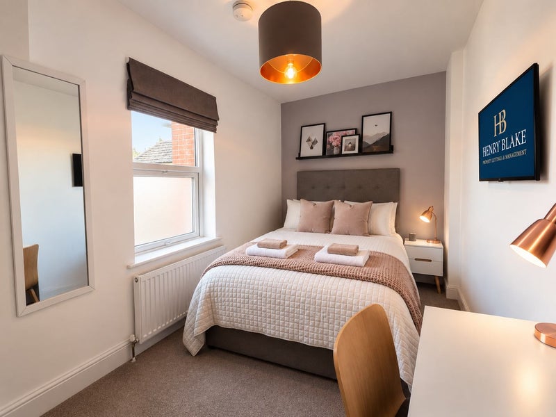 Photo 1: Room 5