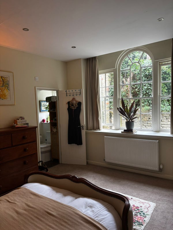 Photo 1: Bedroom