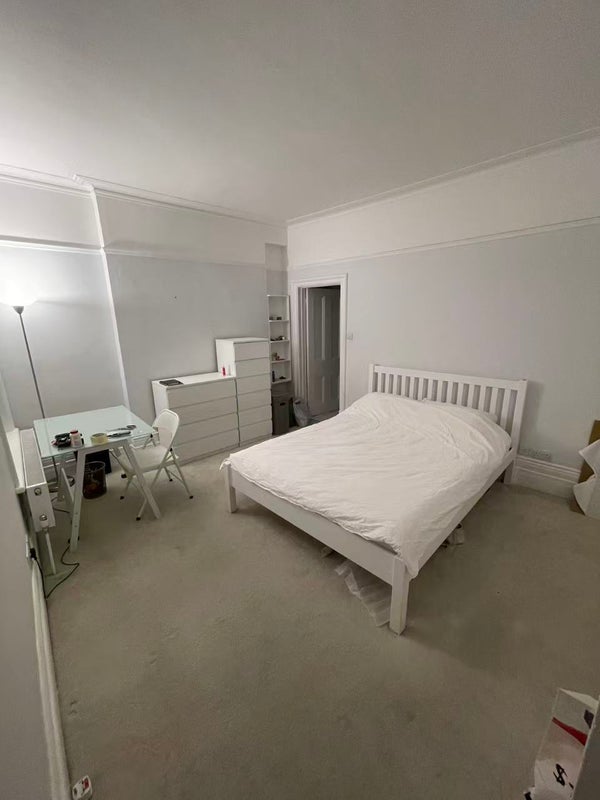 Photo 1: Double Bed ensuite