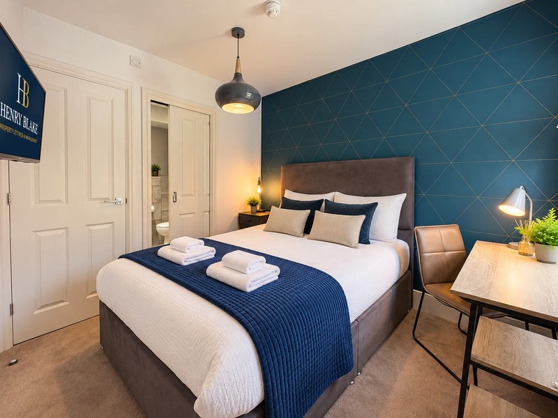 Photo 1: Room 4