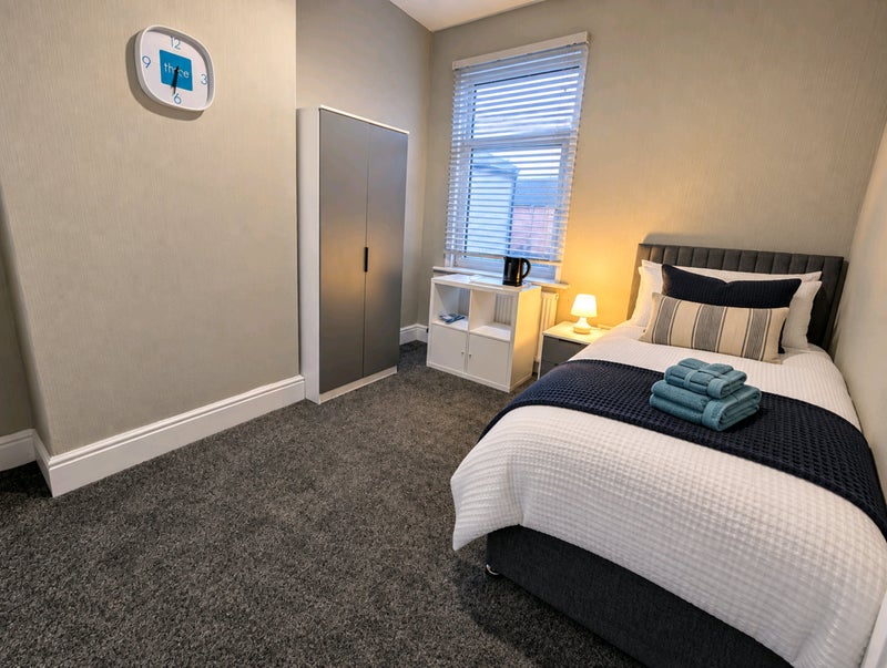 Photo 1: Bedroom 3