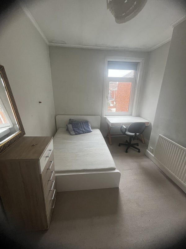Photo 1: Room 1