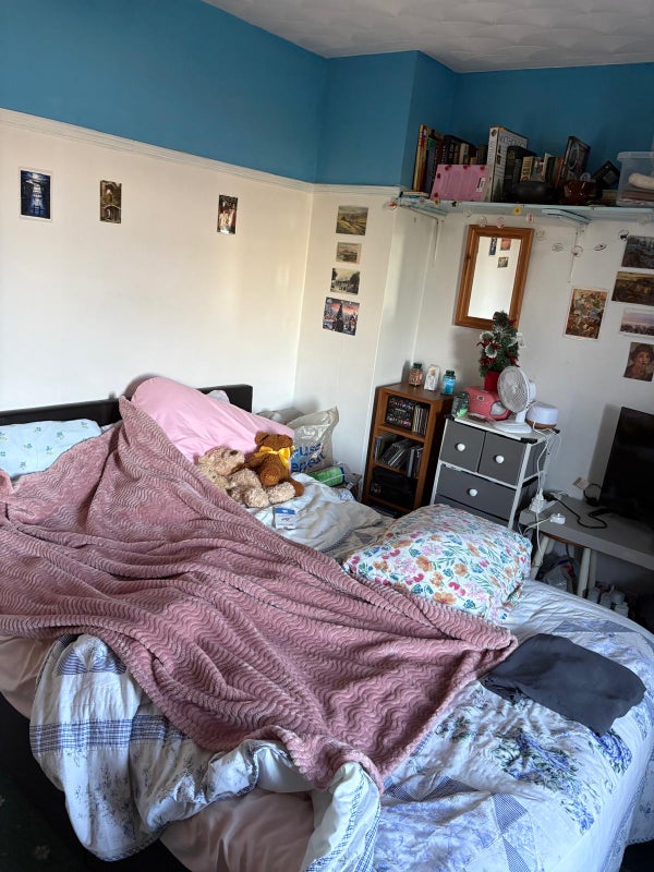 Photo 1: Bedroom