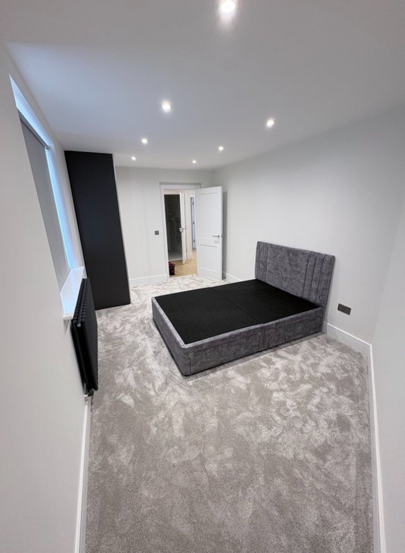 Photo 1: Bedroom 1 (2)