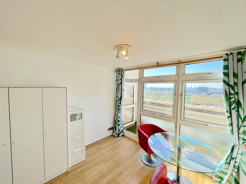 Photo 1: XXL double with balcony: £320pw single / £330pw couples/ 1386/1430