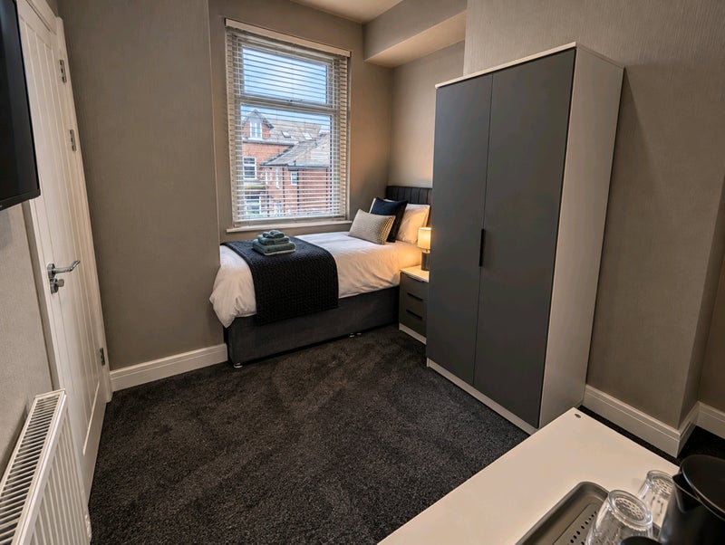 Photo 1: Bedroom 3