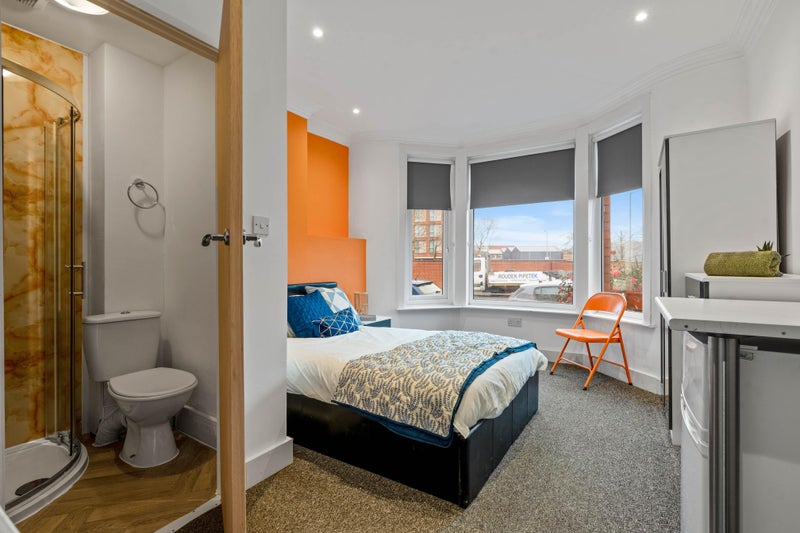 Photo 1: Bedroom 1-en suite room
