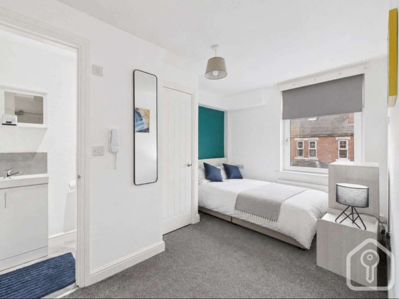 Photo 1: Room 4 - ensuite
