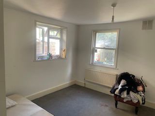 Photo 1: room with garden at the back