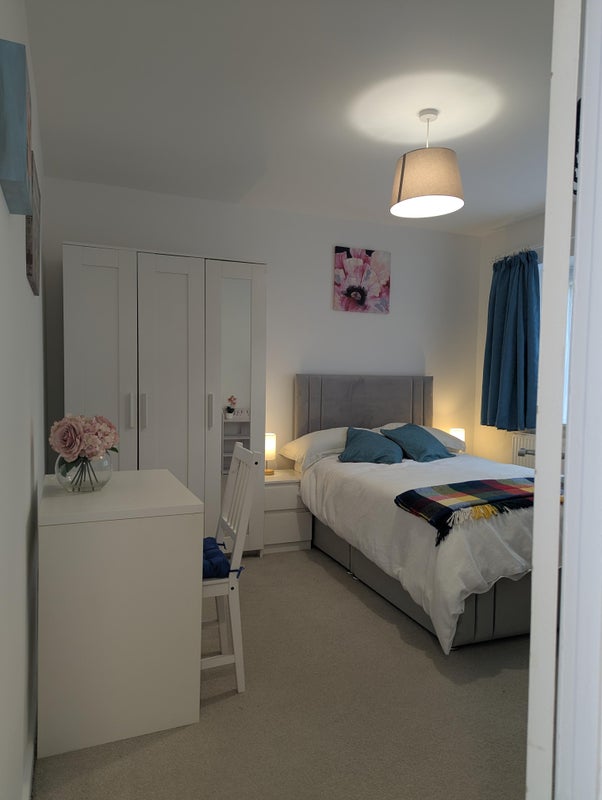 Photo 1: Bedroom