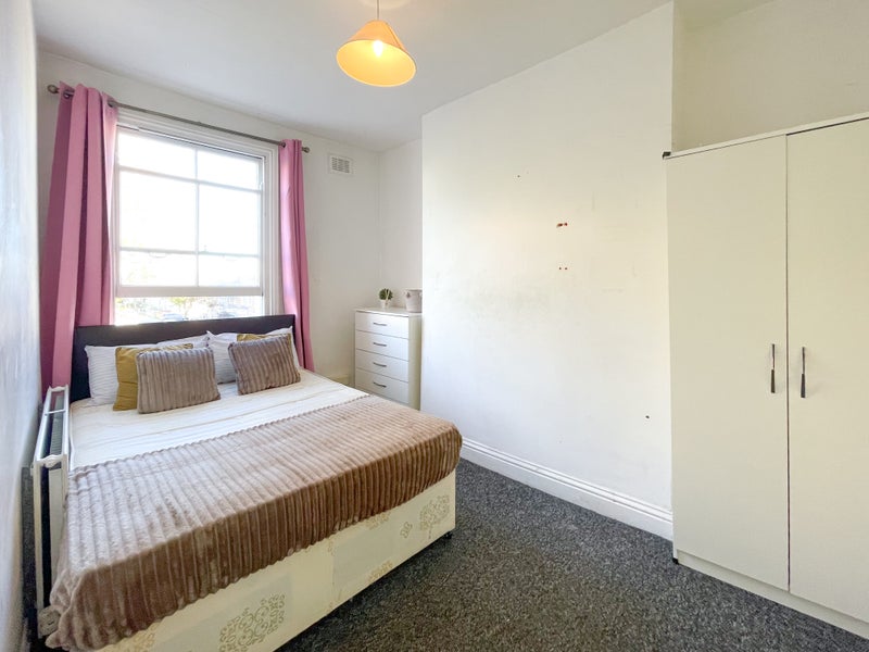 Photo 1: Room 1