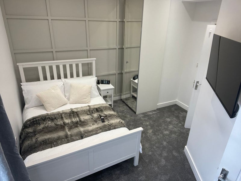 Photo 1: Room 5