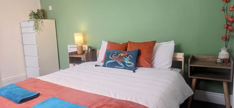Photo 1: Room 4