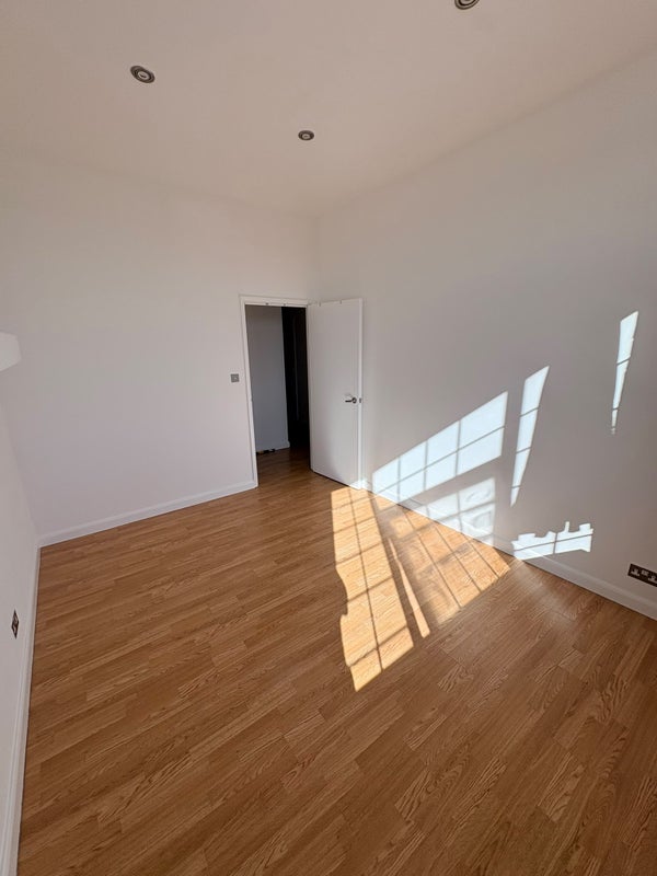 Photo 1: Bedroom