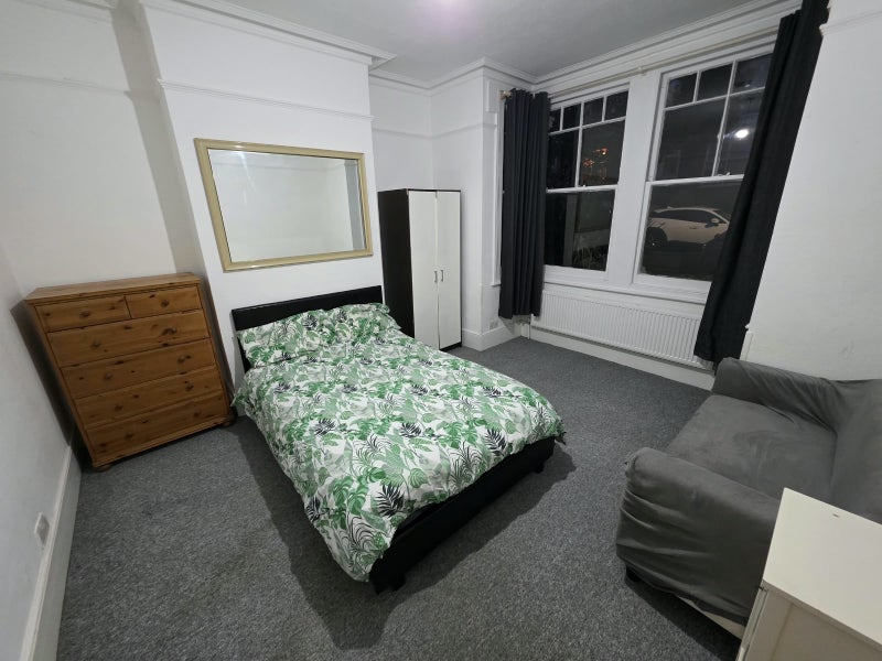Photo 1: Large double bedroom with bills inc