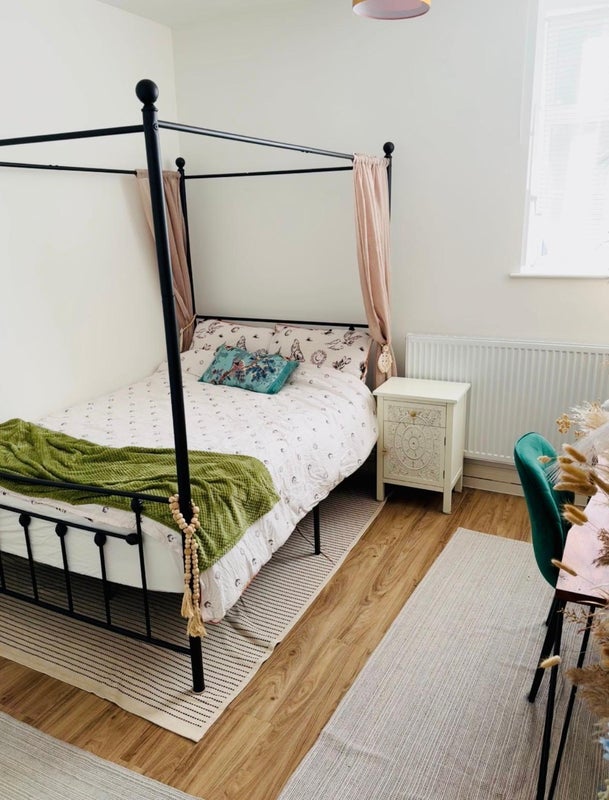 Photo 1: 4 poster double bed