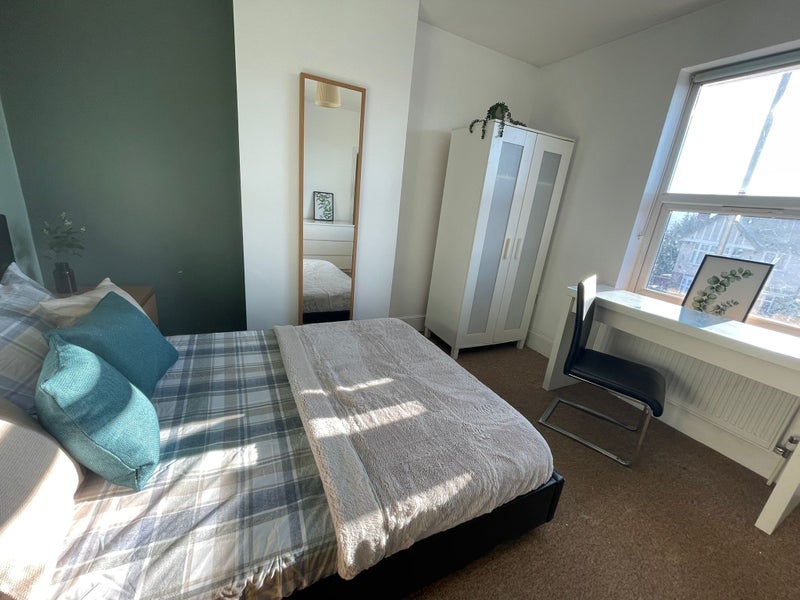 Photo 1: R4 - Double - £670