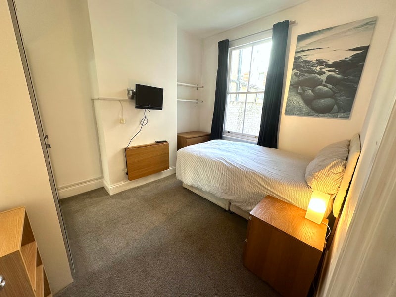 Photo 1: Large Double Room £965 per month