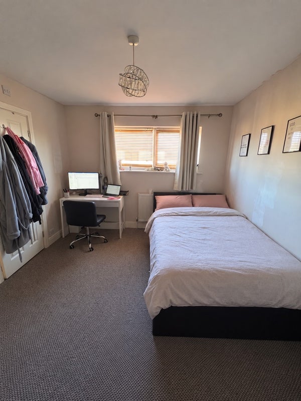 Photo 1: Ensuite Room