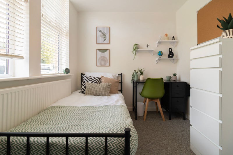 Photo 1: Room 1