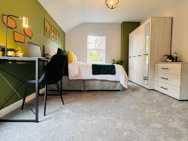 Photo 1: Bedroom 5