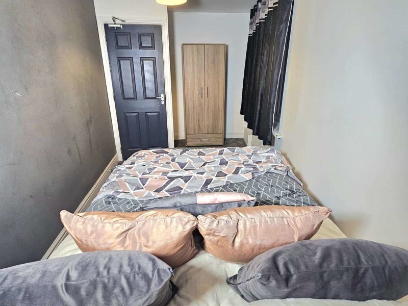 Photo 1: Bedroom 5