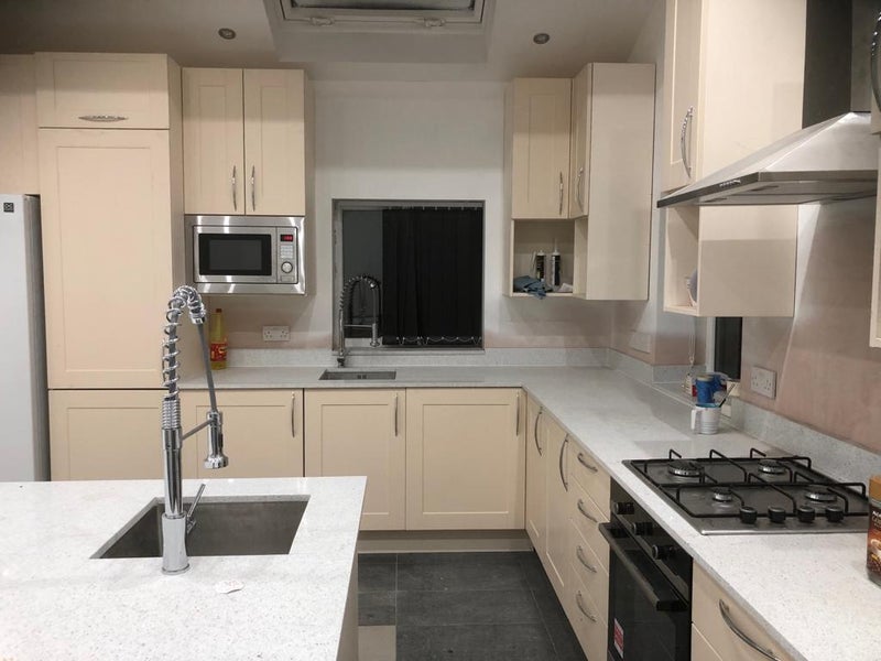 Photo 1: Spacious kitchen with all essential appliances 