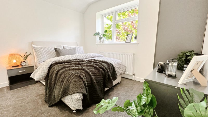 Photo 1: Room 2 