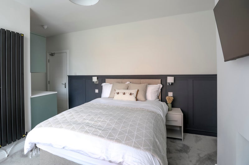 Photo 1: Room 2