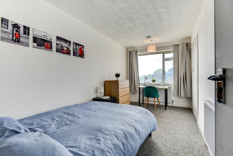 Photo 1: Bedroom 2