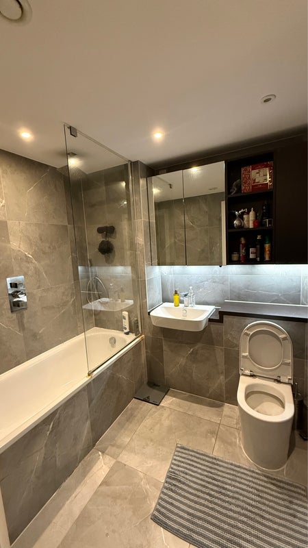 Photo 1: Toilet (Only sharing with one flatmate)