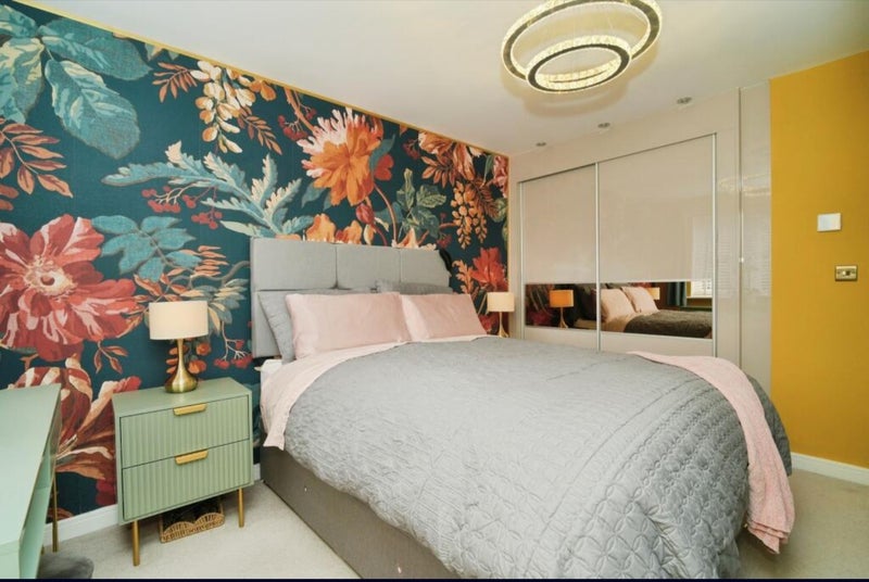 Photo 1: En-suite master bedroom 