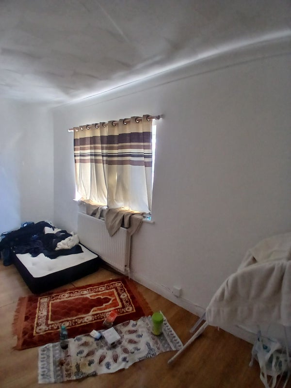 Photo 1: Room pics