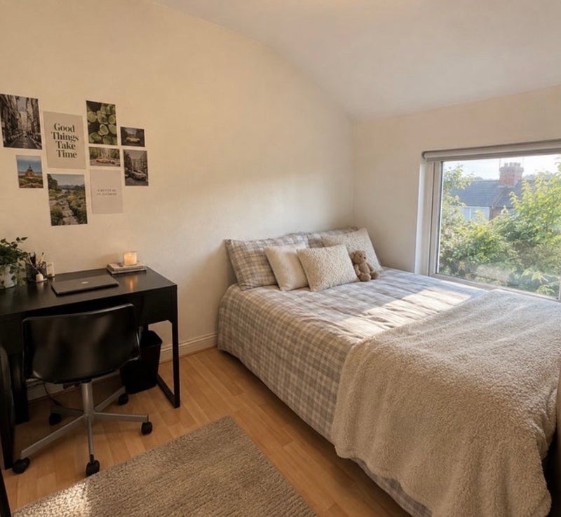 Photo 1: bedroom