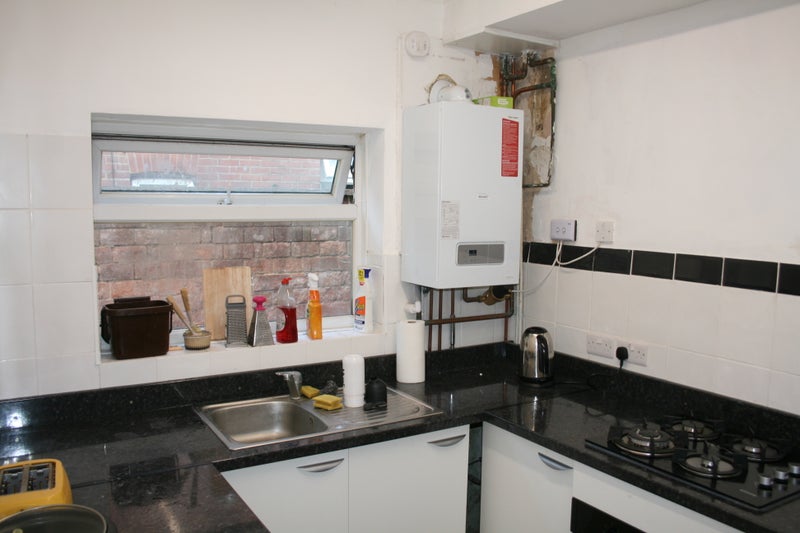 Photo 1: kitchen